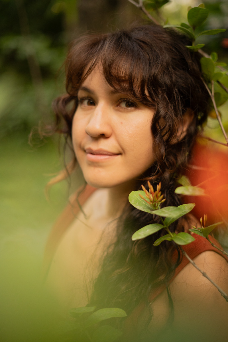Portrait entrepreneur bien-être en nature — photographe portrait bien-être Île-de-France