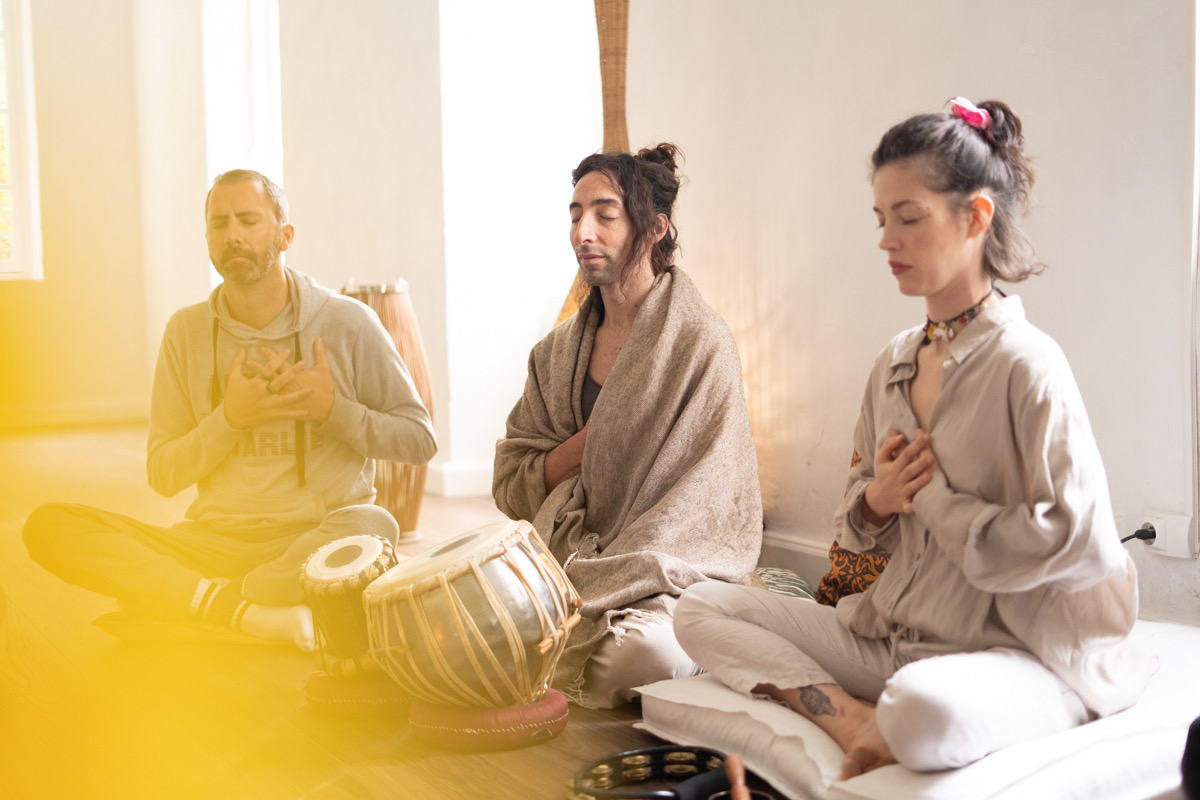 Séance de méditation collective lors d'une retraite bien-être